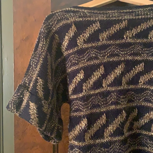 Gorgeous short sleeve sweater by Ohio knitting. - Picture 2 of 5